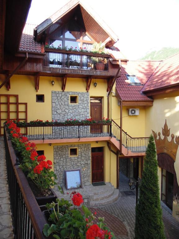 Curtea Brasoveana 4*